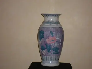 Vase en porcelaine blanc/bleu/rose motifs fleurs/raisins
