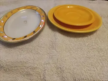 un petit plat ovale,une assiette à dessert et une assiette à soucoupe