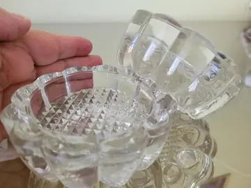 2 récipients ou Cendriers en verre lourd