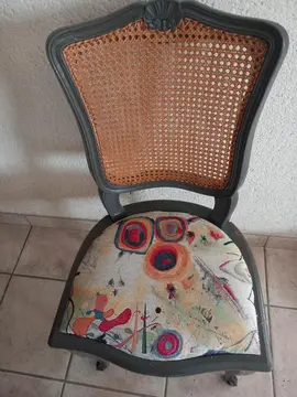 6 chaises repeintes et rénovées