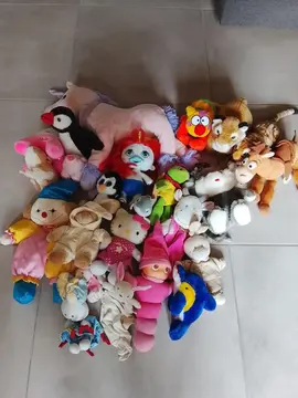 lot de peluches divers