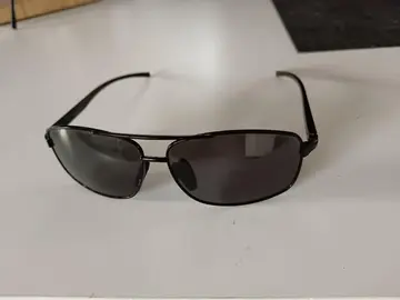 Paire de lunettes de soleil