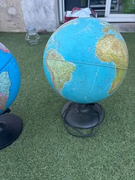 deux. Globe terrestre Dont un qui s’allume