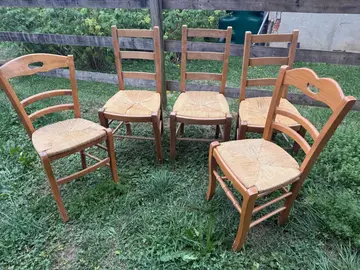 5 chaises en bois robuste, paillage à renover