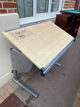 table dessin étagère fauteuils