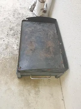 plancha assez usagée mais opérationnelle (dimentions: L=80cm,l=50cm,h=30cm environ)