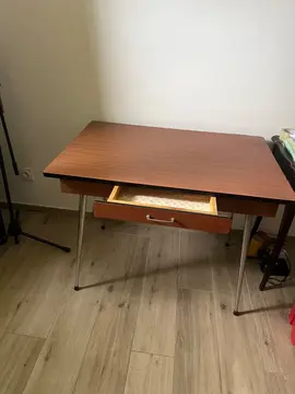 table formica vintage, années 70, 4 pieds chromés, tiroir.