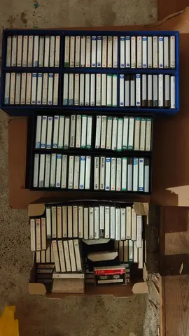250 cassettes audio environ