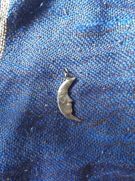 petit pendentif en forme de lune