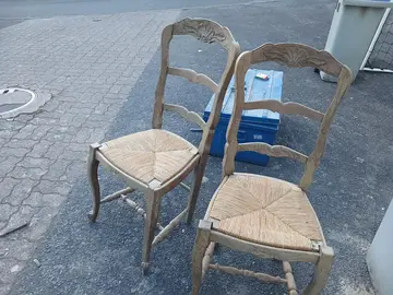2 belles chaises anciennes en tres bon etat