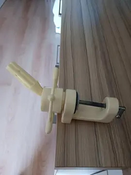 un étau de table avec rallonge pour tête à coiffer