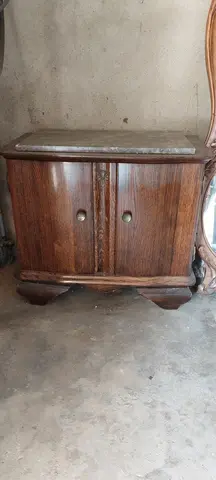 Petit meuble en bois avec plaque de marbre dessus