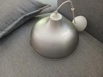 lampe en metal avec ampoule. tres bon etat exterieur et bon etat interieur