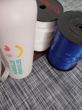 gourde neuve et 2 bobines ficelles bleu/blanc
