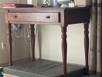 bureau et range journaux en bois