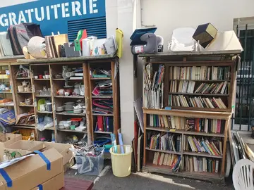 meubles, livres, disques, vaisselle, cartables, peluches, jouets, deco