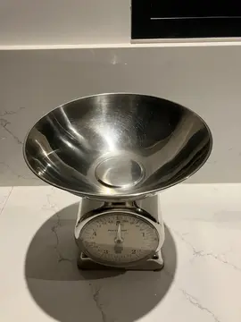 Balance cuisine en état de fonctionnement