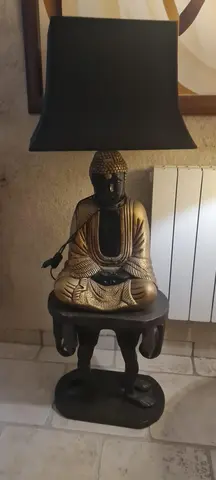 Petite table et lampe boudha