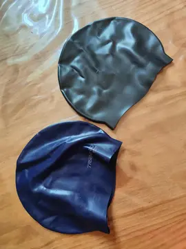 2 bonnets de bain Tribord