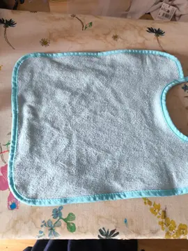 Bavoir en tissu bleu clair