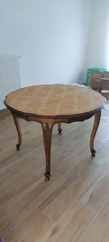 Table ronde extensible en cours de rénovation