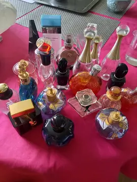 plusieurs flacons de parfum vides