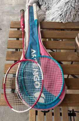 2 raquettes de badminton avec la housse