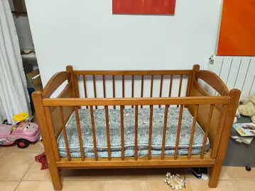 Lit de bébé à barreaux