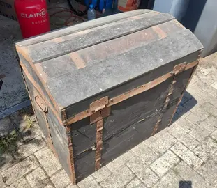 Ancienne malle en bois (ou coffre ?)