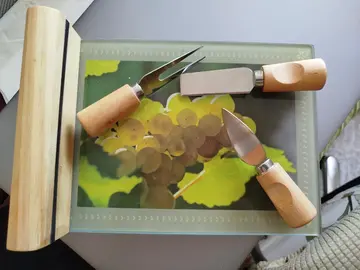 Petit plateau à fromage en verre avec ses couteaux