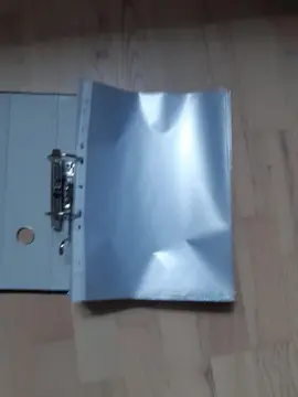 Plusieurs centaines de pochettes en plastique pour classement