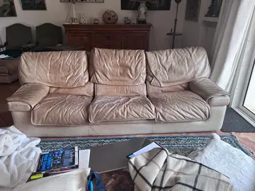 un ensemble canapé /2 fauteuils en cuir marron
