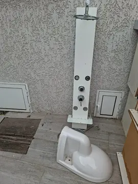 Colonne de douche + cuvette de toilettes