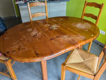 TABLE BOIS MASSIF ET 4 CHAISES