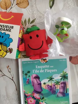 Livre, figurine et peluche macdo