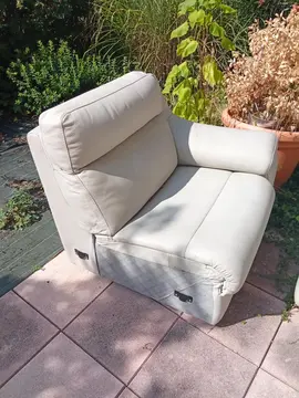 canapé avec un poufe