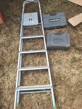 Échelle et 2 caisses à outils vides