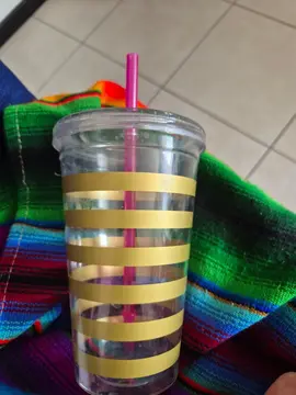 verre plastique et paille