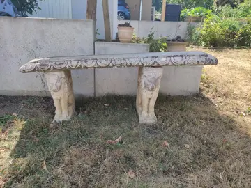 Banc et coupe en pierre reconstituée (ciment).