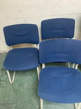 Plusieurs sièges/fauteuils de bureaux