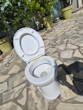 wc broyeur, porcelaine et moteur en bon état, circuit evacuation, un joint à changer