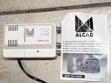 Amplificateur pour mat avec alimentation