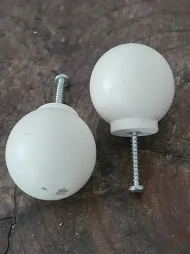 2 boutons pour porte ou tiroir