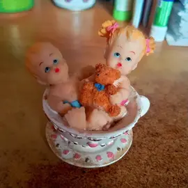 Petite figurines (enfants dans une tasse)