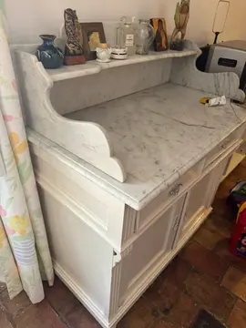 meuble en bois blanc et marbre
