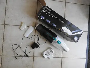 Aspirateur à main rechargeable à réparer