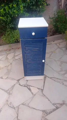Petit meuble bleu foncée