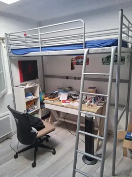 lit métallique en hauteur