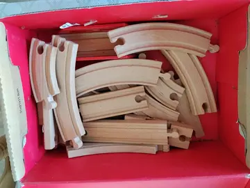 Donne pièces pour circuit train en bois.