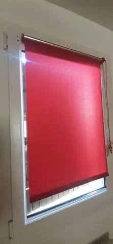 Store à enrouleur rouge